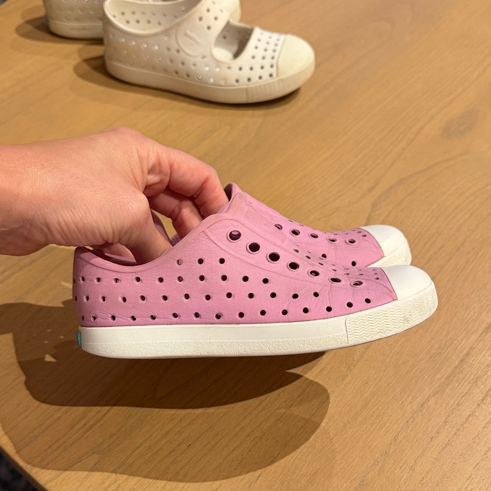 Native Pink and White Slip-On Jefferson. Little kids size 11 Footwear - Picture 6 of 6